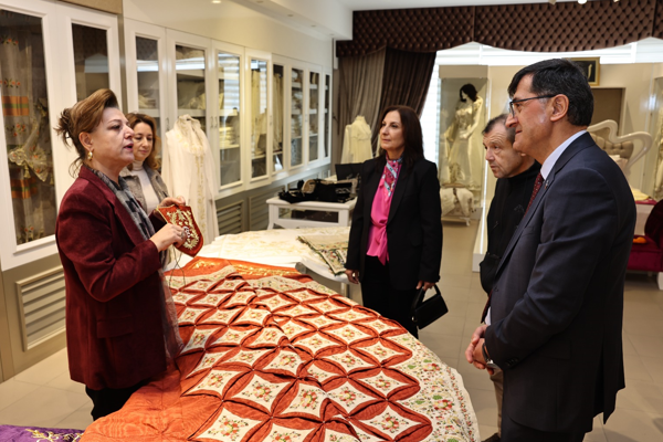 Başkan Kahveci, Cemile Gül Sanat Galerisi’ni ziyaret etti