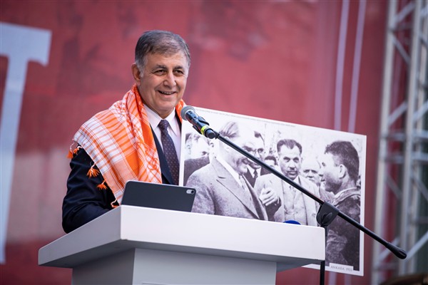 Başkan Tugay: Bayramları kutlamak en çok bu şehre yakışır