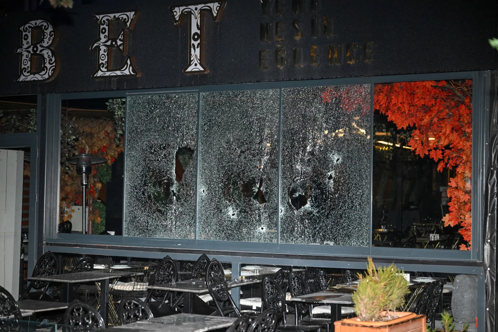 Başkentte bir iş yeri motosikletli 2 kişi tarafından kurşunlandı