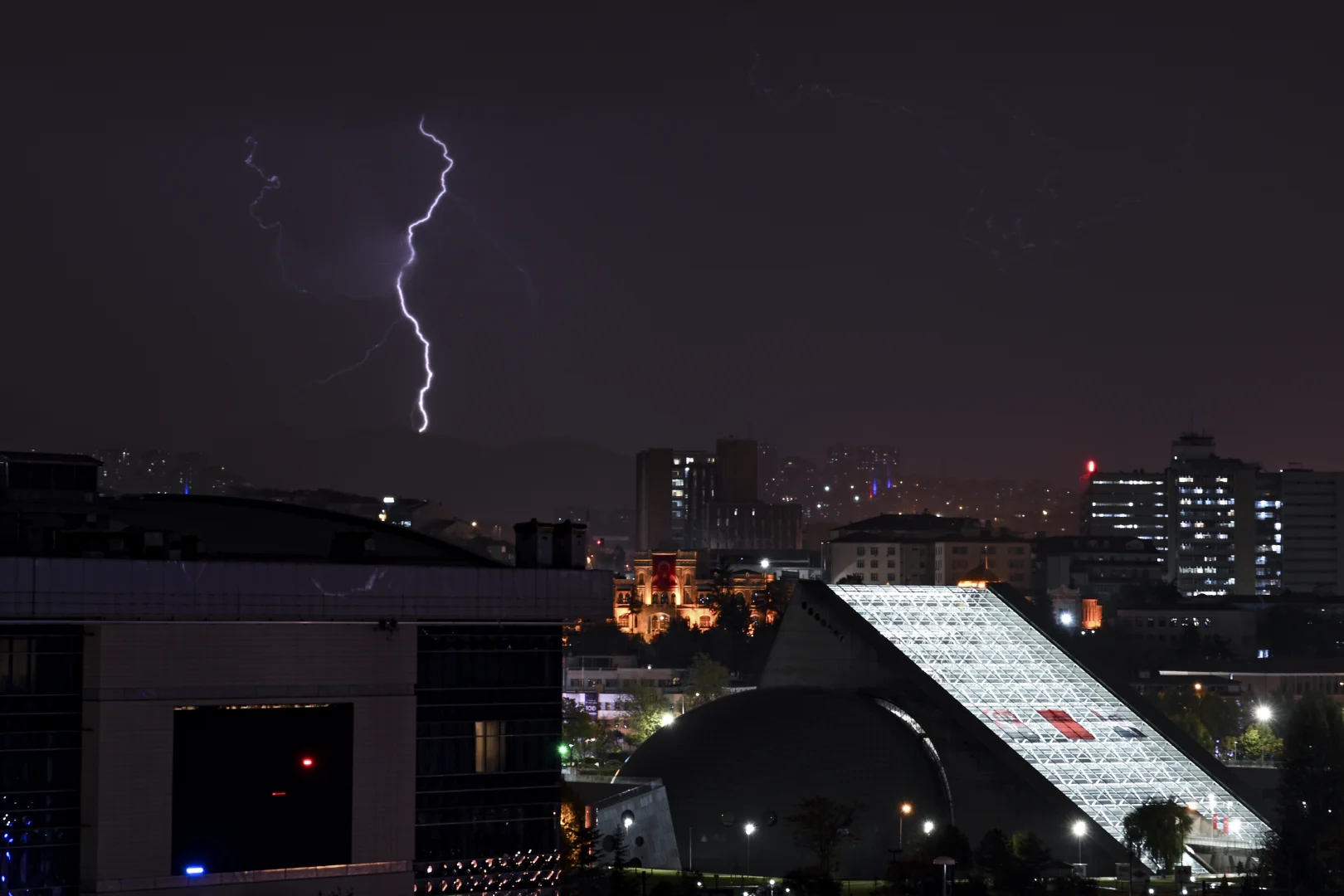Başkentte şimşekli gece