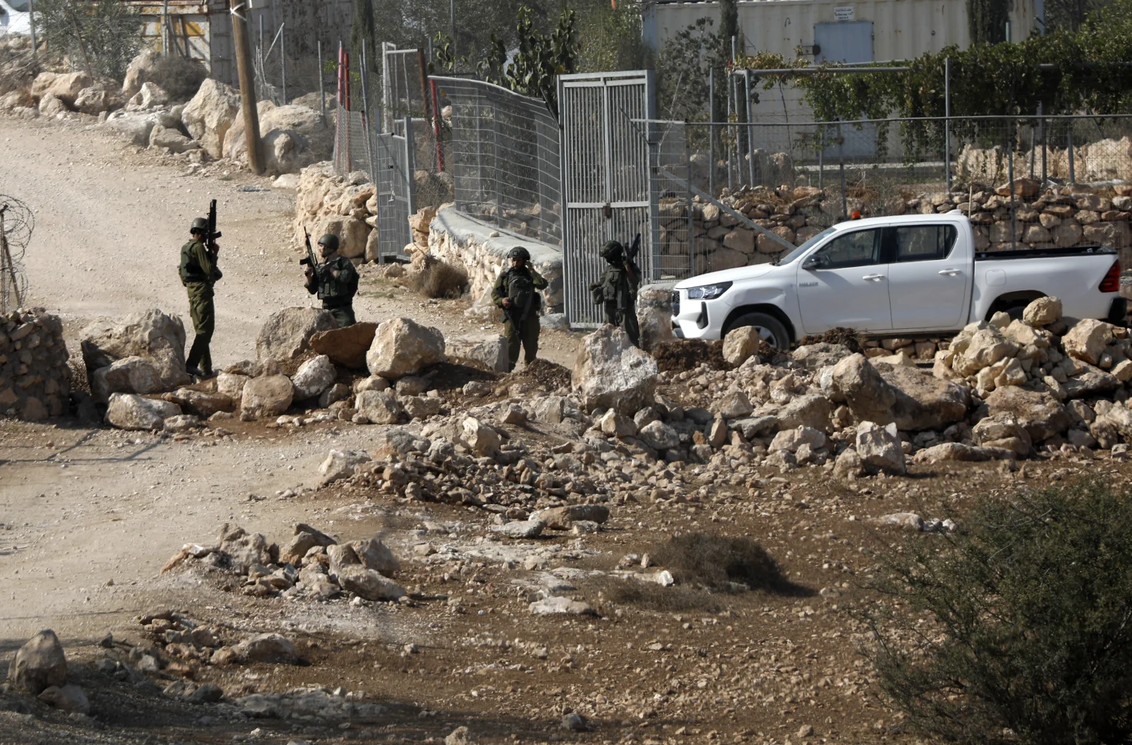 Batı Şeria’da İsrail askerleri, topraklarını korumaya çalışan Filistinlileri güç kullanarak dağıttı