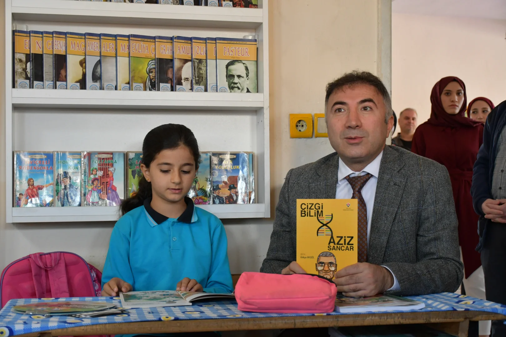 Batman'da üniversite öğrencileri köy okulunun sınıfını boyadı