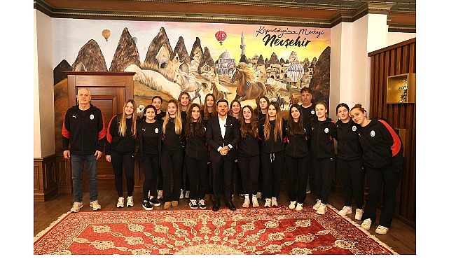 Belediye Başkanı Rasim Arı, Galatasaray Sutopu Kadın Takımı’nı Ağırladı