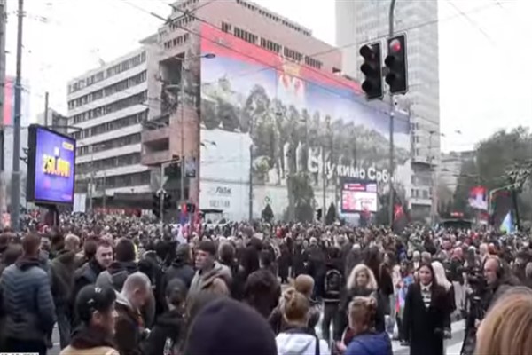 Belgrad'da binlerce kişi Jared Kushner bağlantılı inşaata karşı protesto düzenledi