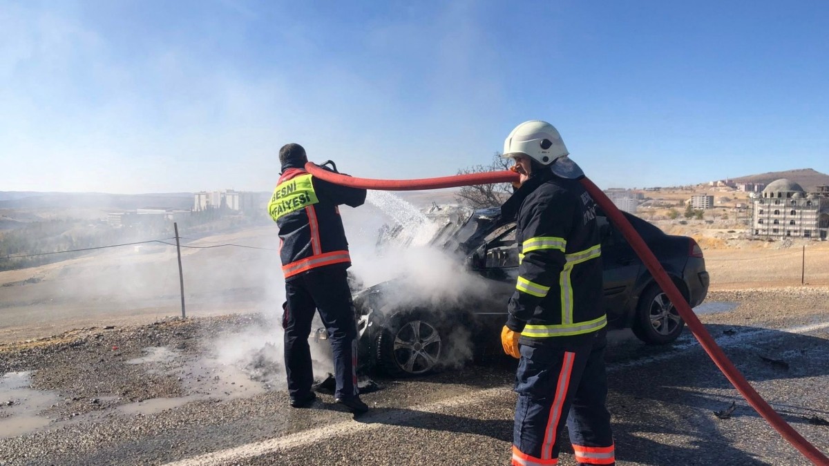 Besni’de araç yangını itfaiye ekipleri tarafından söndürüldü  - Videolu Haber