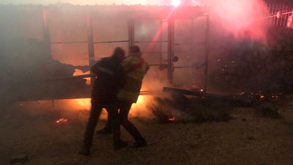 Besni’de Paris Royal Düğün Salonu Yanındaki Yangına Ekipler Hızla Müdahale Etti  - Videolu Haber