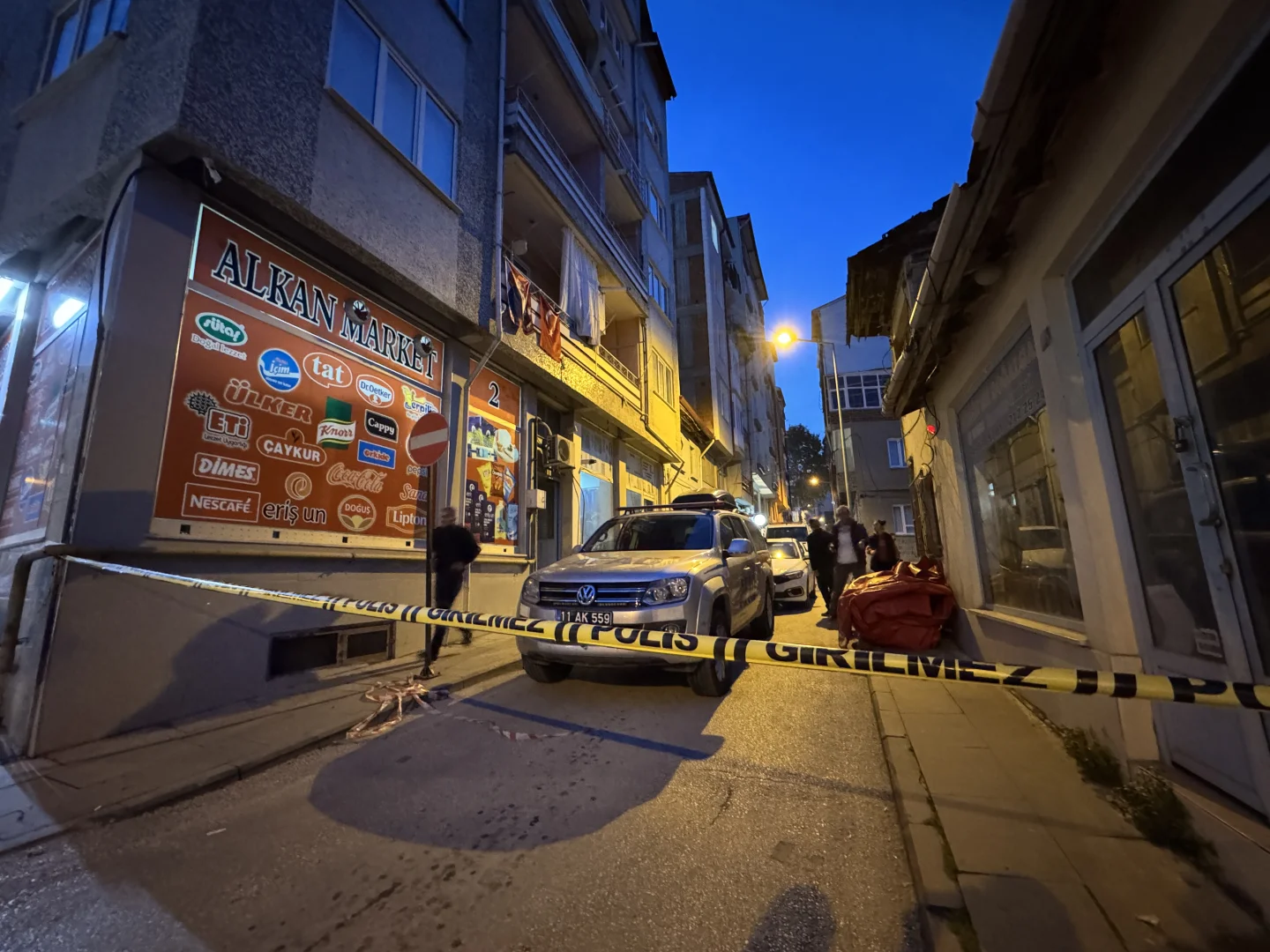 Bilecik'te polisten kaçarken apartman bacasında sıkışan hükümlü yakalandı