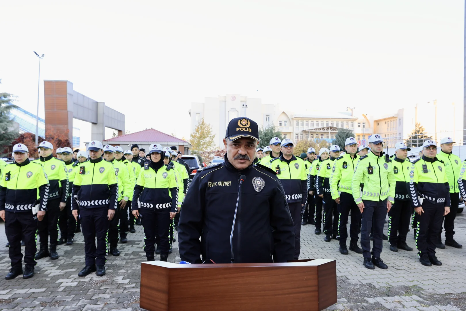 Bingöl'de trafik polislerine yaka kameraları törenle dağıtıldı