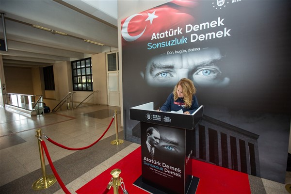 Bursa'da Atatürk anısına ‘anı defteri stantları’ kuruldu