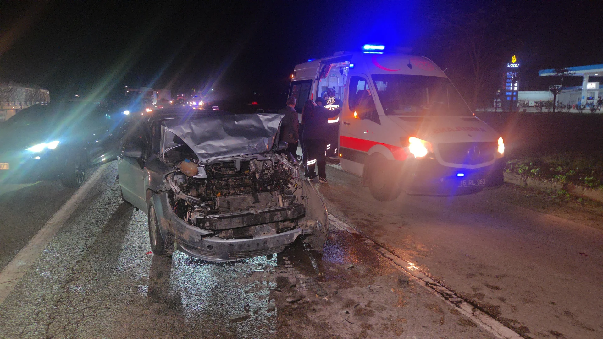 Bursa'da otomobilin kırmızı ışıkta bekleyen araca çarptığı kazada 5 kişi yaralandı