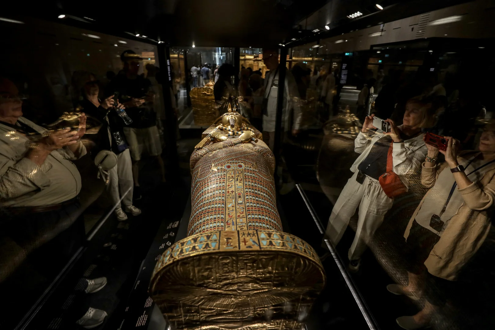 Büyük Mısır Müzesi'nde Tutankamon'un altından yapılmış tabutu sergilendi