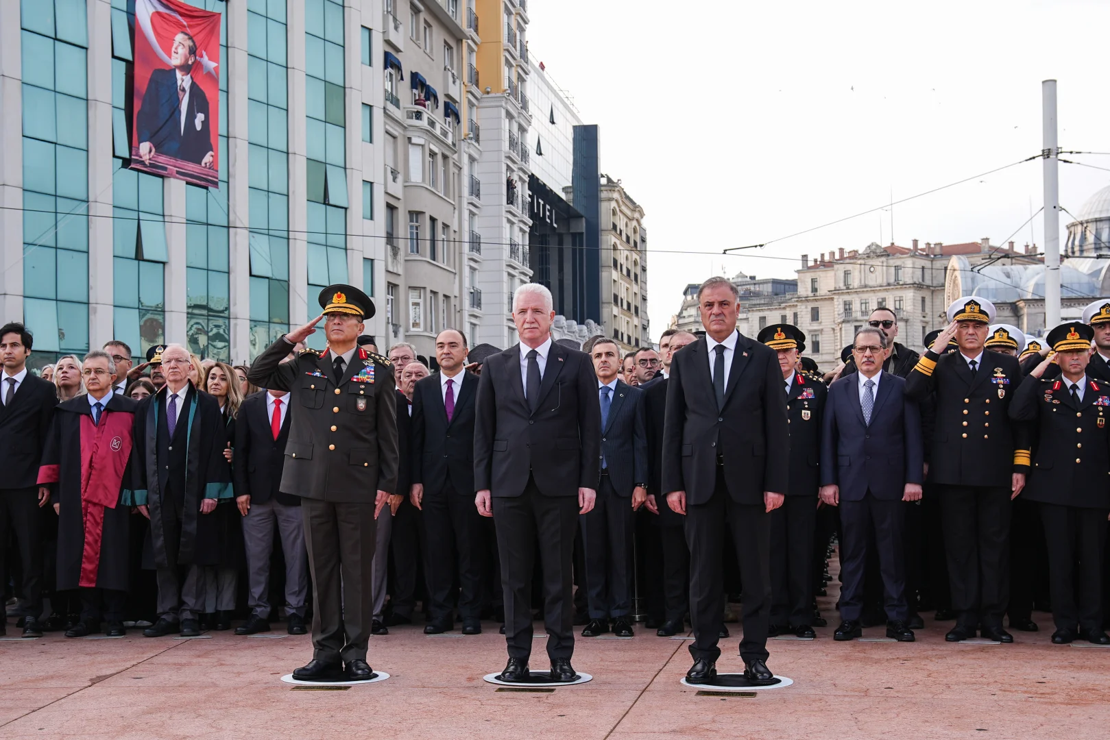 Büyük Önder Atatürk için Taksim Meydanı'nda anma töreni düzenlendi