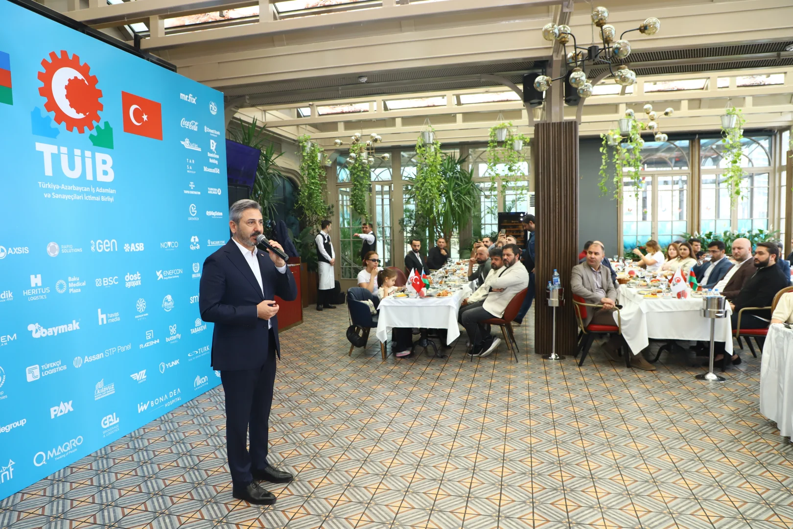 Çalışma ve Sosyal Güvenlik Bakan Yardımcısı Aydın, Bakü'de Türk iş insanlarıyla görüştü