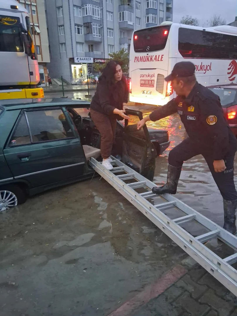 Çanakkale'de gök gürültülü sağanak etkili oldu