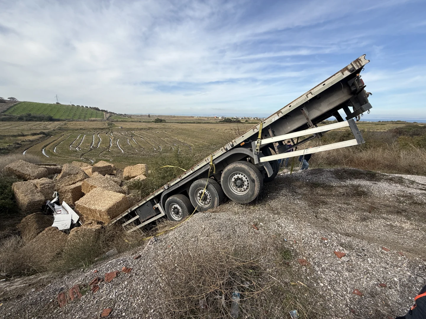 Çanakkale'de şarampole devrilen tırın sürücüsü öldü