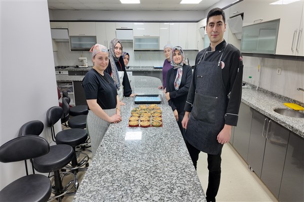 Çayırova’da yeni pasta şefleri eğitimlerine başladı