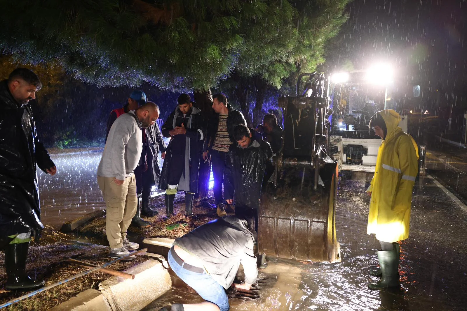 Çeşme'de sağanak hayatı olumsuz etkiledi