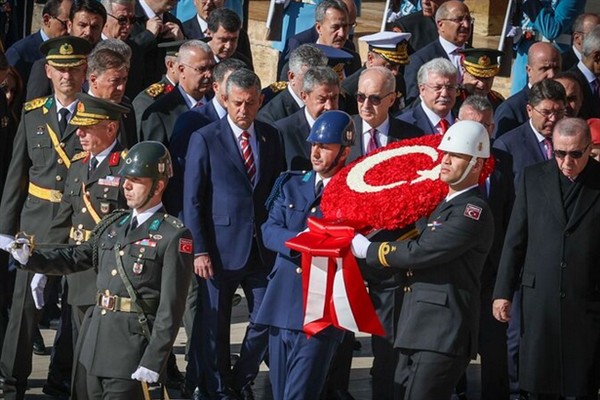 CHP Genel Başkanı Özel, Anıtkabir'de