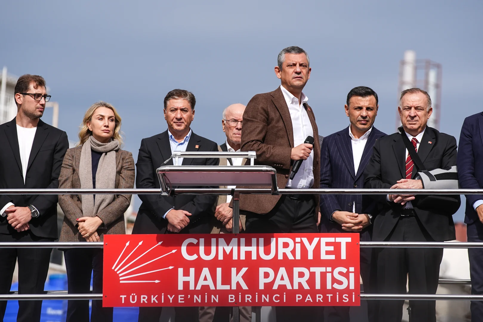 CHP Genel Başkanı Özel, İmamoğlu'na destek için gittiği İstanbul Adliyesi önünde konuştu
