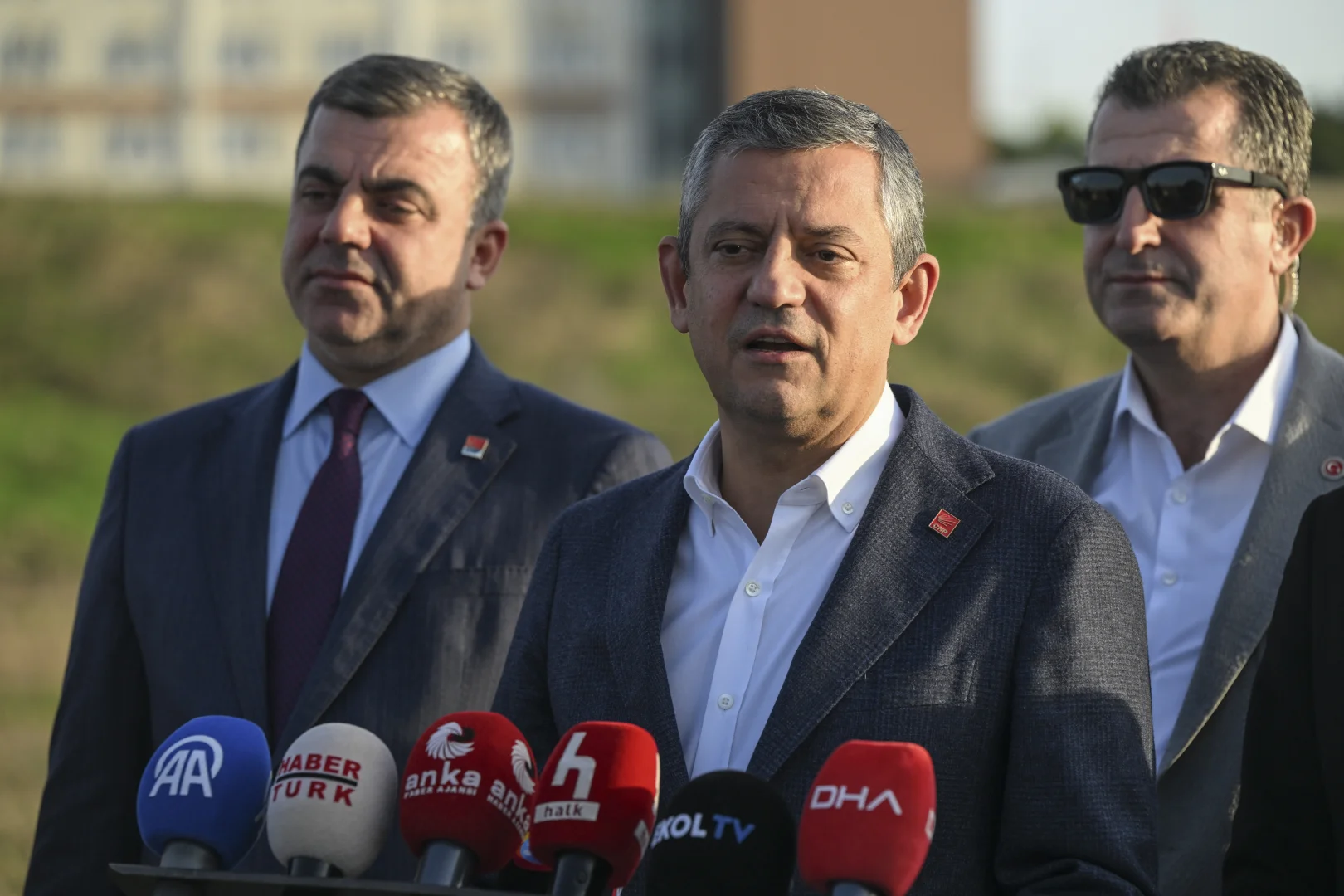CHP Genel Başkanı Özel, Marmara Kapalı Ceza İnfaz Kurumu önünde konuştu
