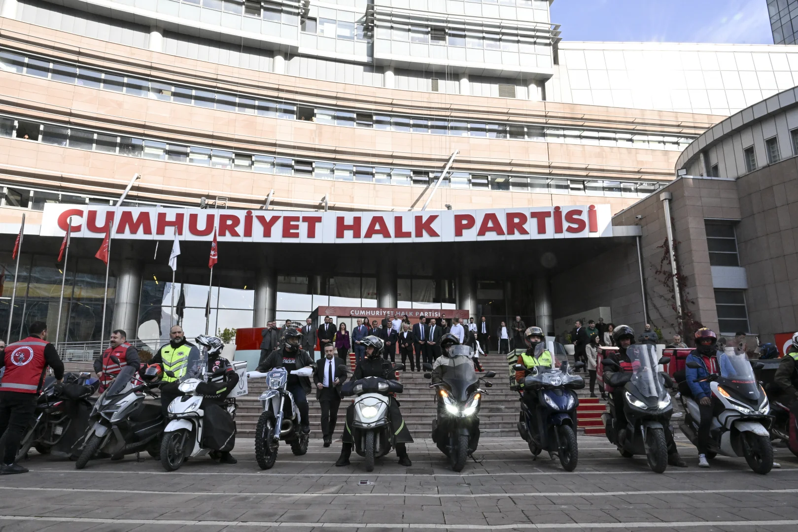 CHP Genel Başkanı Özel, motokuryelerle bir araya geldi