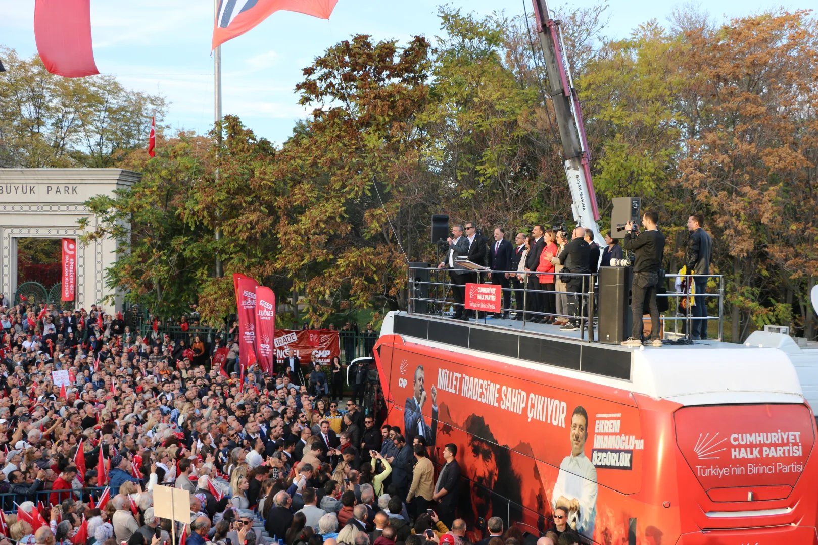 CHP Genel Başkanı Özel, partisinin Eskişehir mitinginde konuştu