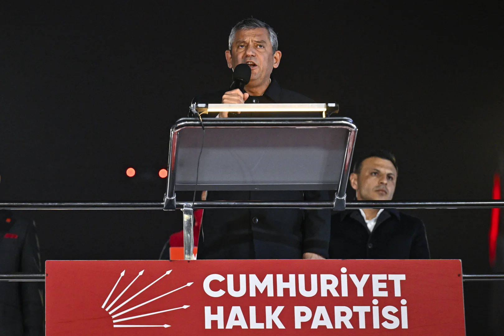 CHP Genel Başkanı Özel, partisinin Ümraniye'de düzenlenen mitingine katıldı