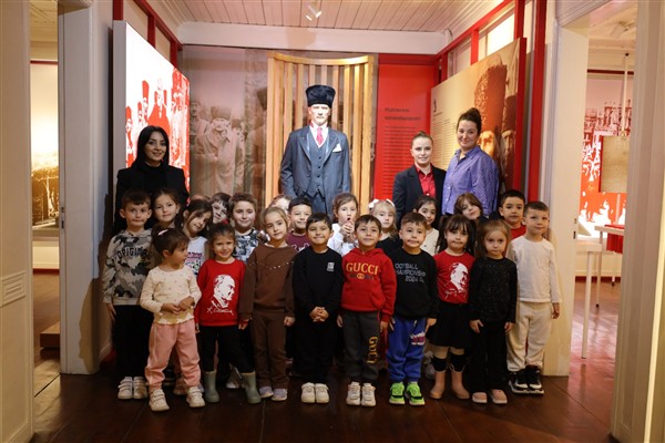 Çınar Çocuk Evleri öğrencileri, Atatürk'ü andı