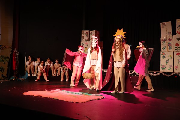 Çocuk Oyunları Şenliği “Çiçek Prenses” ile başladı