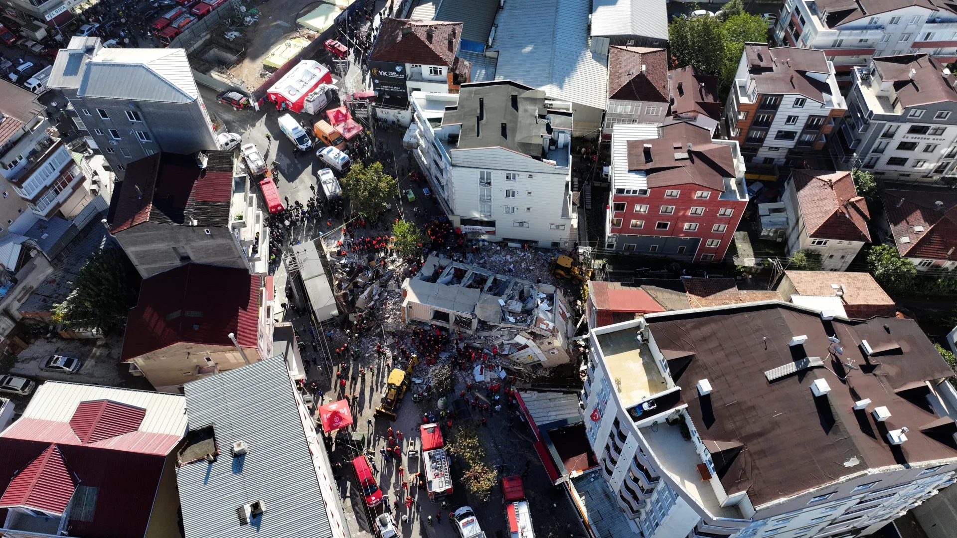Çöken 7 katlı binanın enkazında arama kurtarma çalışmaları sürüyor