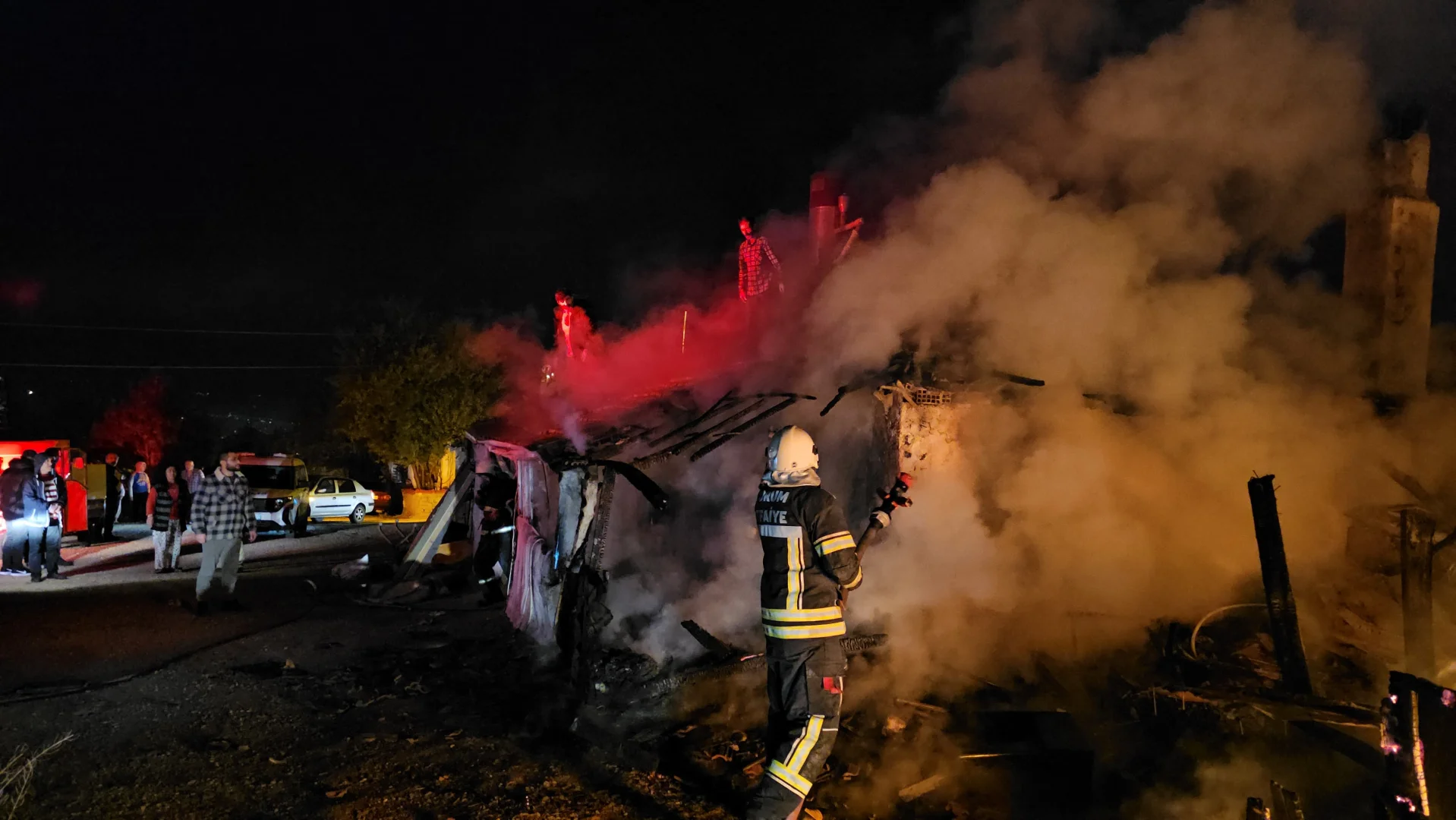 Çorum'da çıkan ev yangınında 7 kişi dumandan etkilendi