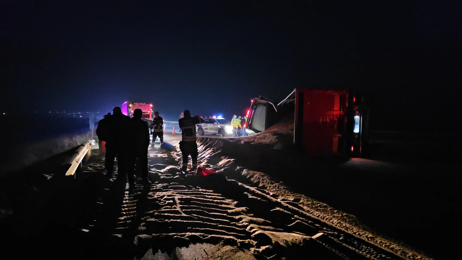 Çorum'da devrilen tırın sürücüsü yaralandı
