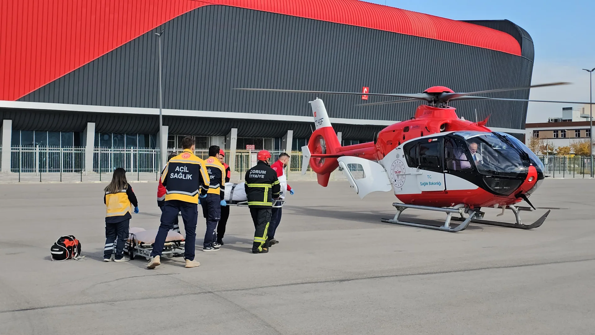 Çorum'da helikopter ambulans motosiklet kazasında yaralanan genç için havalandı