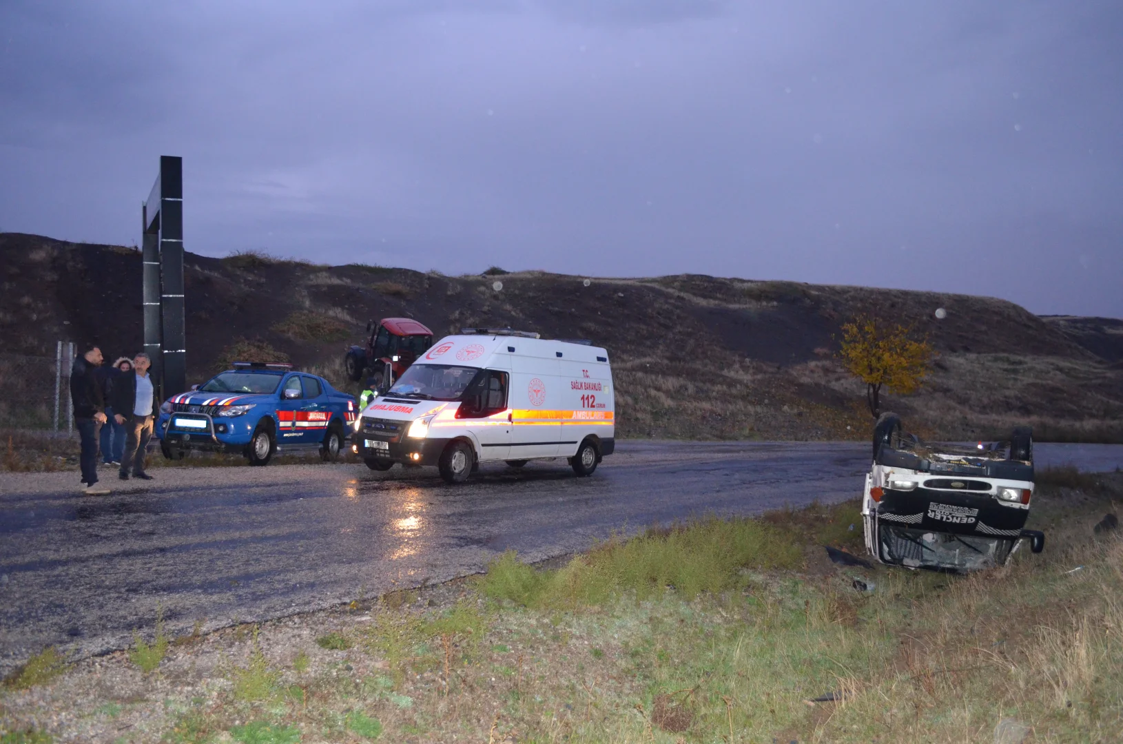 Çorum'da otomobile çarpmamak için manevra yaparken devrilen minibüsün sürücüsü yaralandı