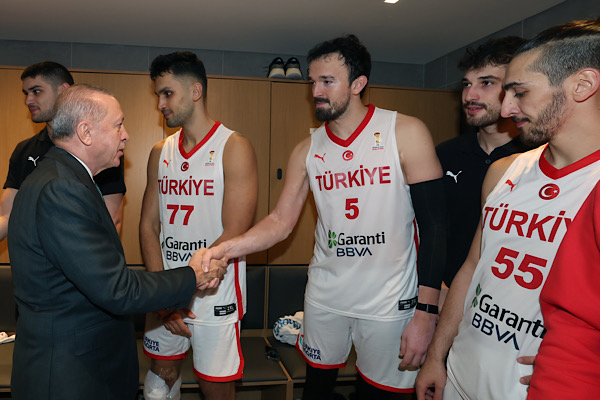 Cumhurbaşkanı Erdoğan, A Milli Erkek Basketbol Takımı'nın Bosna-Hersek maçını izledi
