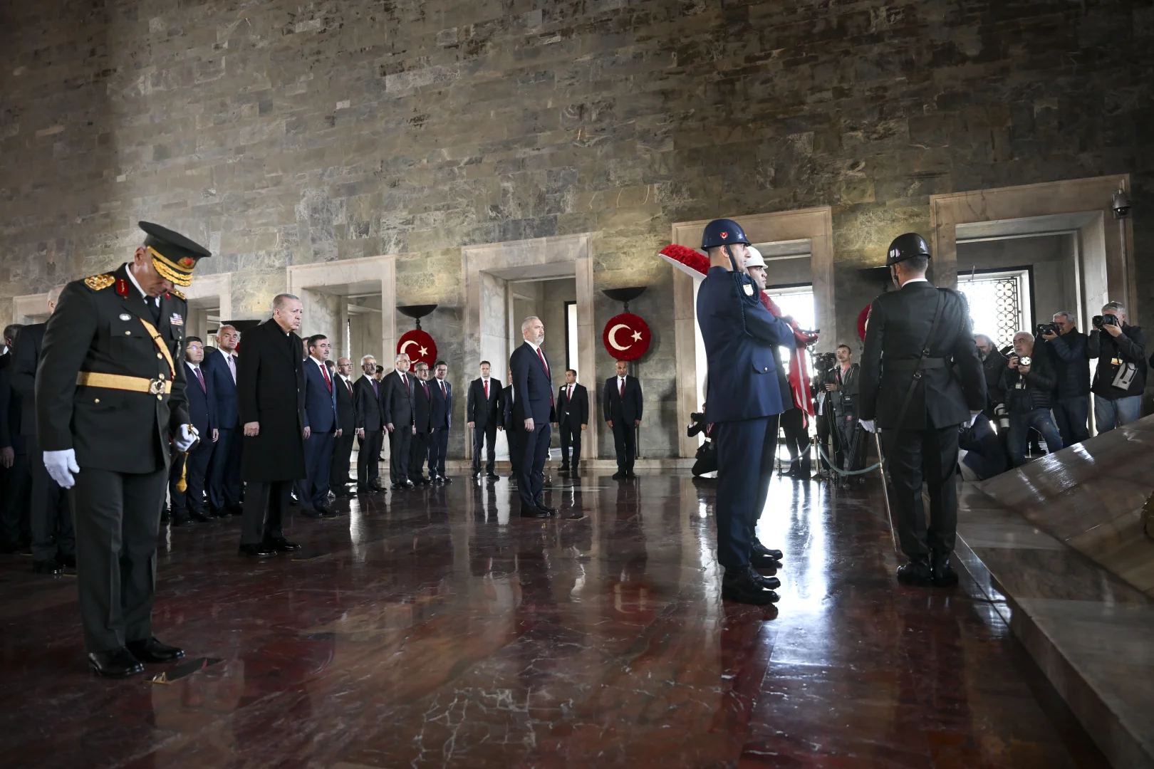 Cumhurbaşkanı Erdoğan başkanlığındaki devlet erkanı Anıtkabir'i ziyaret etti