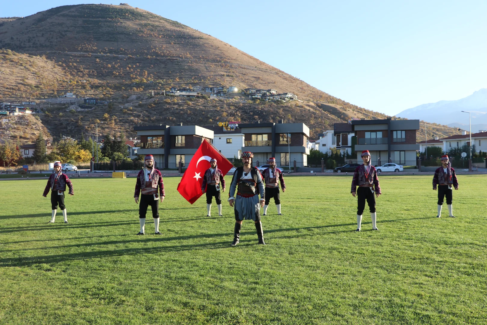 Cumhuriyet Bayramı dolayısıyla efe kıyafetleriyle yamaç paraşütü yaptılar