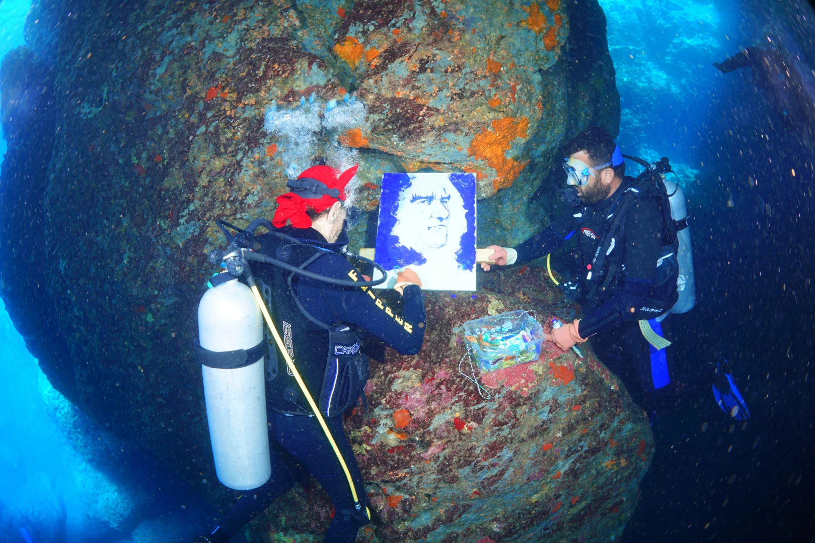 Cumhuriyet'in kuruluşunun 102. yılını su altında Atatürk portresi boyayarak kutladılar