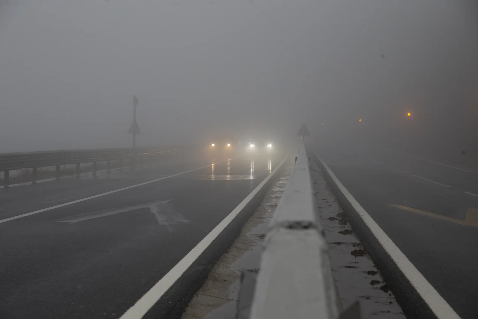 D-100 kara yolunun Bolu Dağı geçişinde sağanak ve sis görüş mesafesini düşürdü