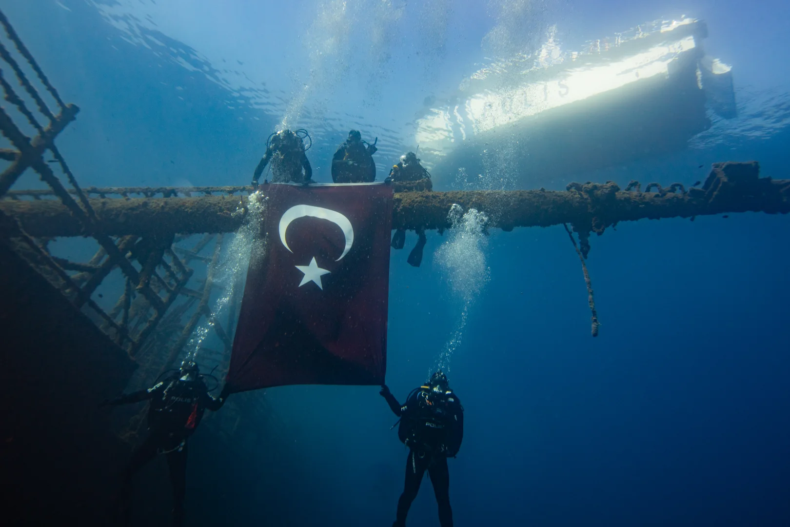 Deniz polisleri 29 Ekim'i su altında bayrak açarak kutladı