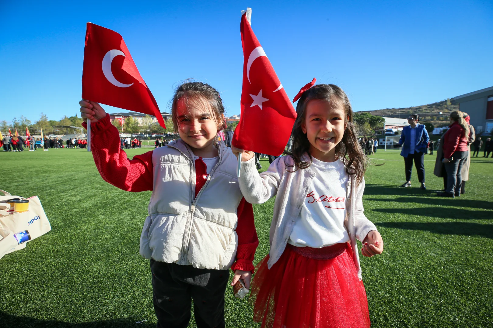 Depremin merkez üssü Sındırgı'da 29 Ekim Cumhuriyet Bayramı coşkuyla kutlandı