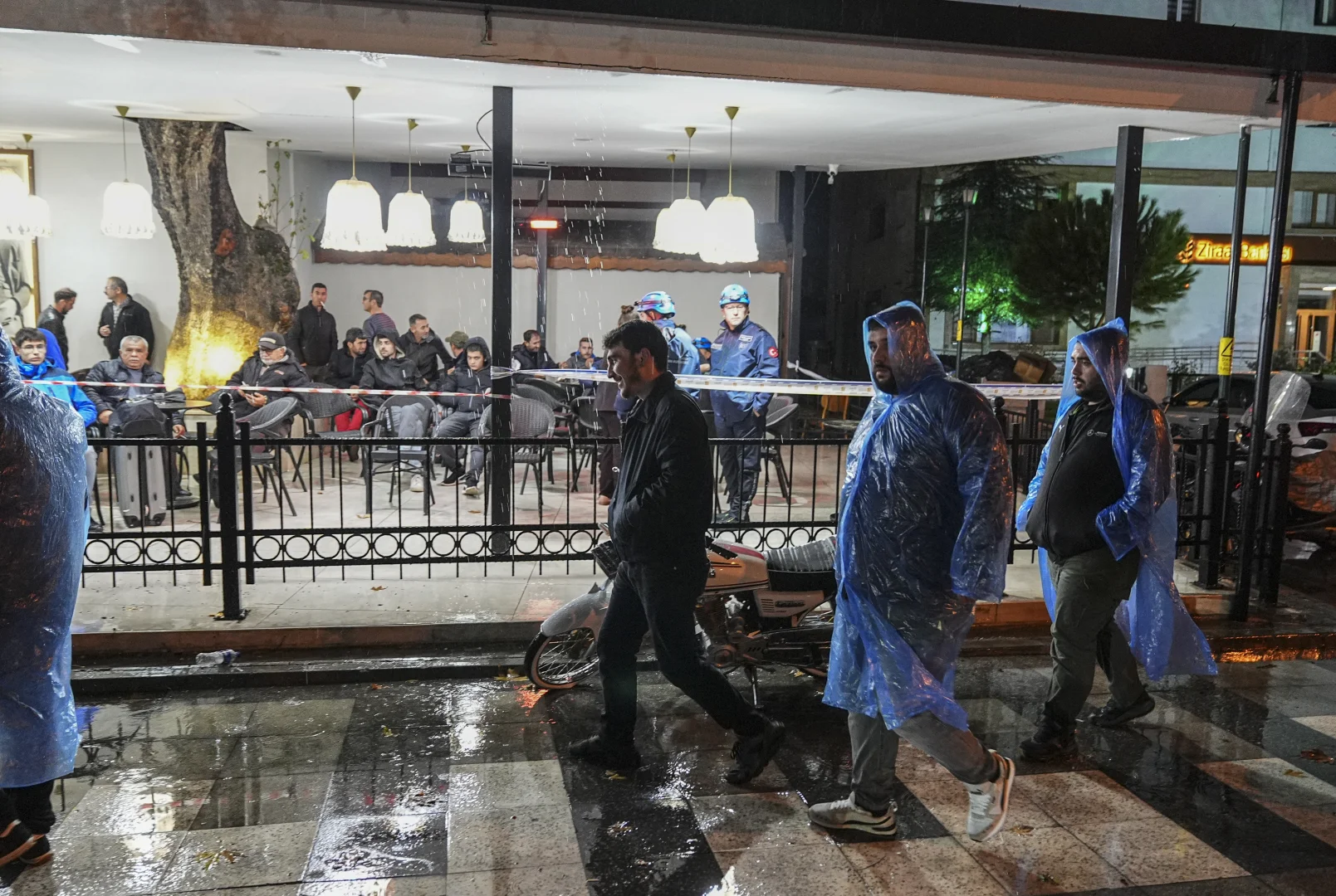 Depremin merkez üssü Sındırgı'da sağanak etkili oluyor