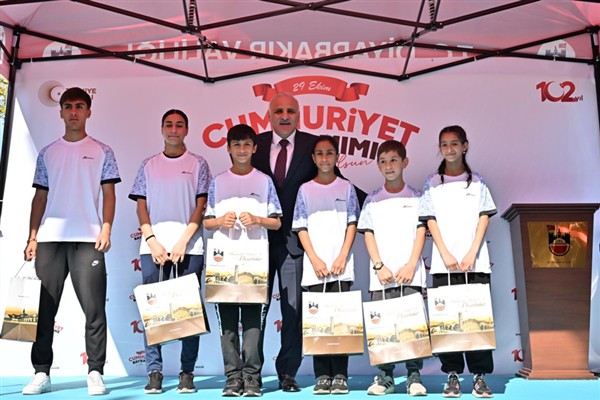 Diyarbakır’da Cumhuriyet’in 102. yılı kutlandı