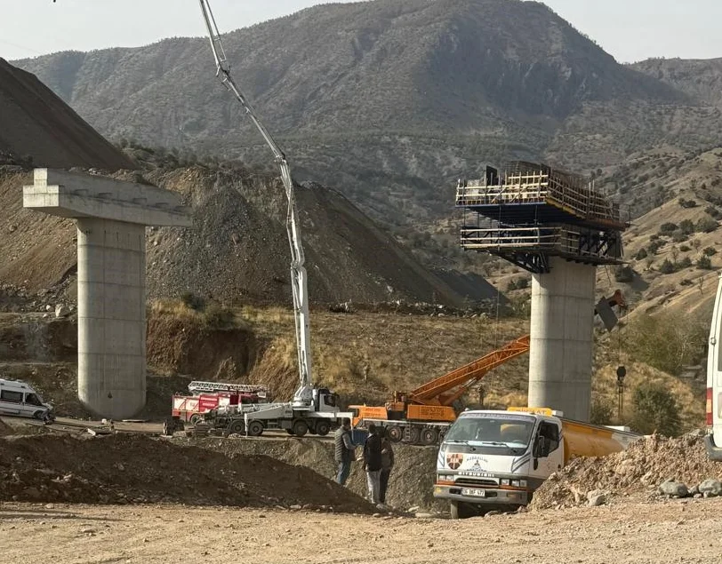 Diyarbakır'da inşası süren köprüde iskelenin çökmesi sonucu 3 işçi öldü, 2 işçi yaralandı