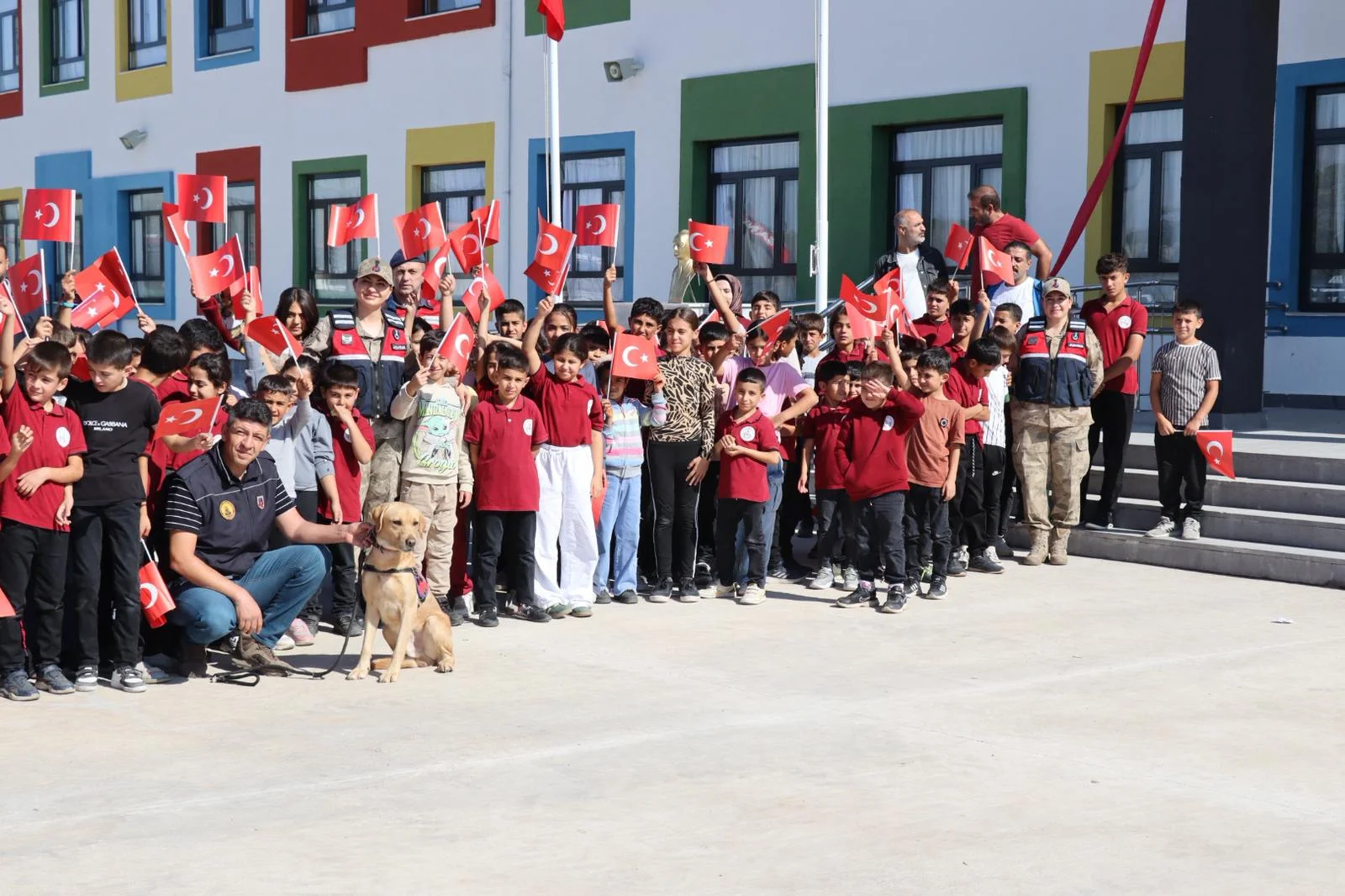 Diyarbakır'da jandarmadan kırsal bölgede yaşayan çocuklara "Cumhuriyet Bayramı" sürprizi
