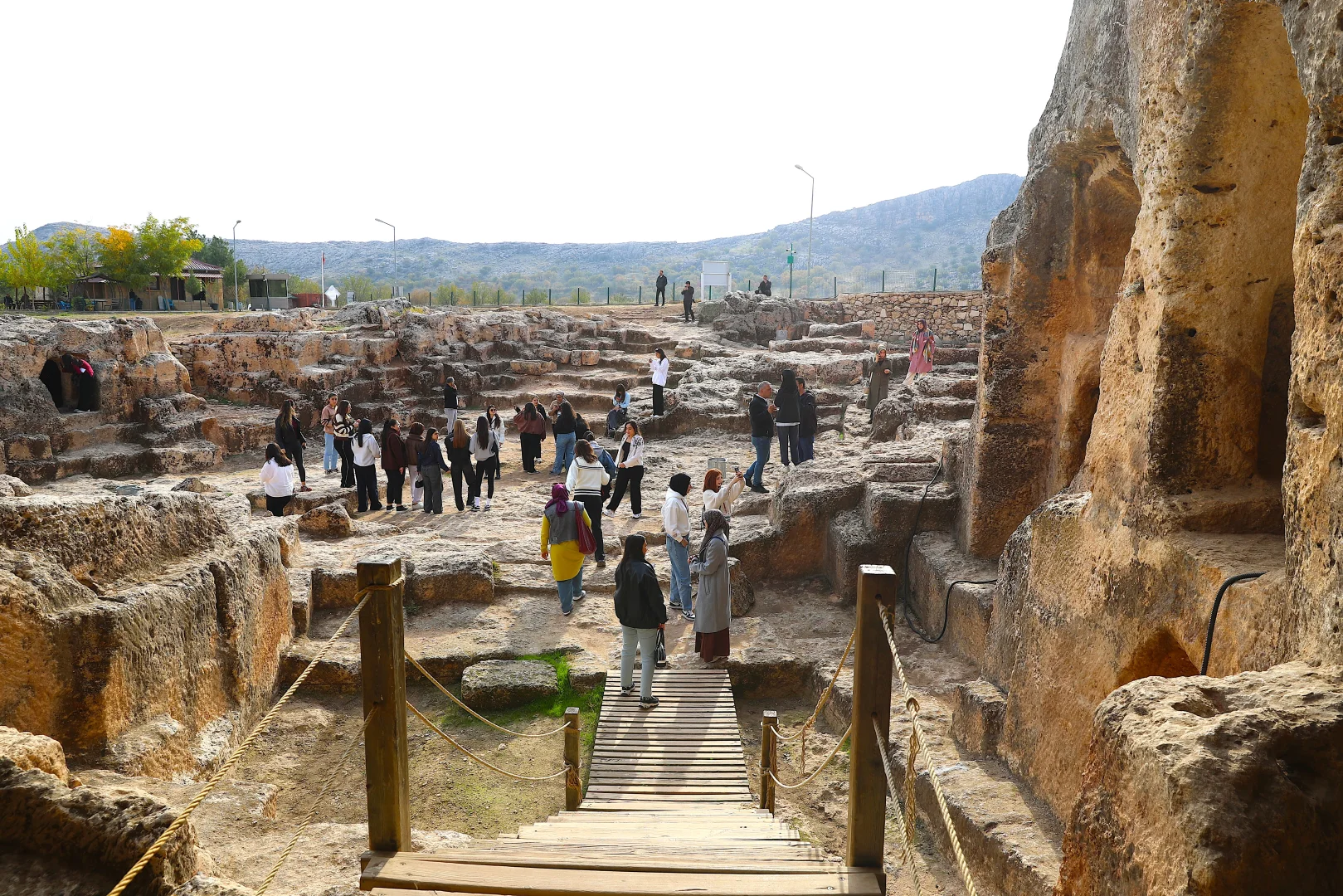 Diyarbakır'da şehit ve gazi çocukları "Maziden Atiye" programı kapsamında tarihi mekanları geziyor