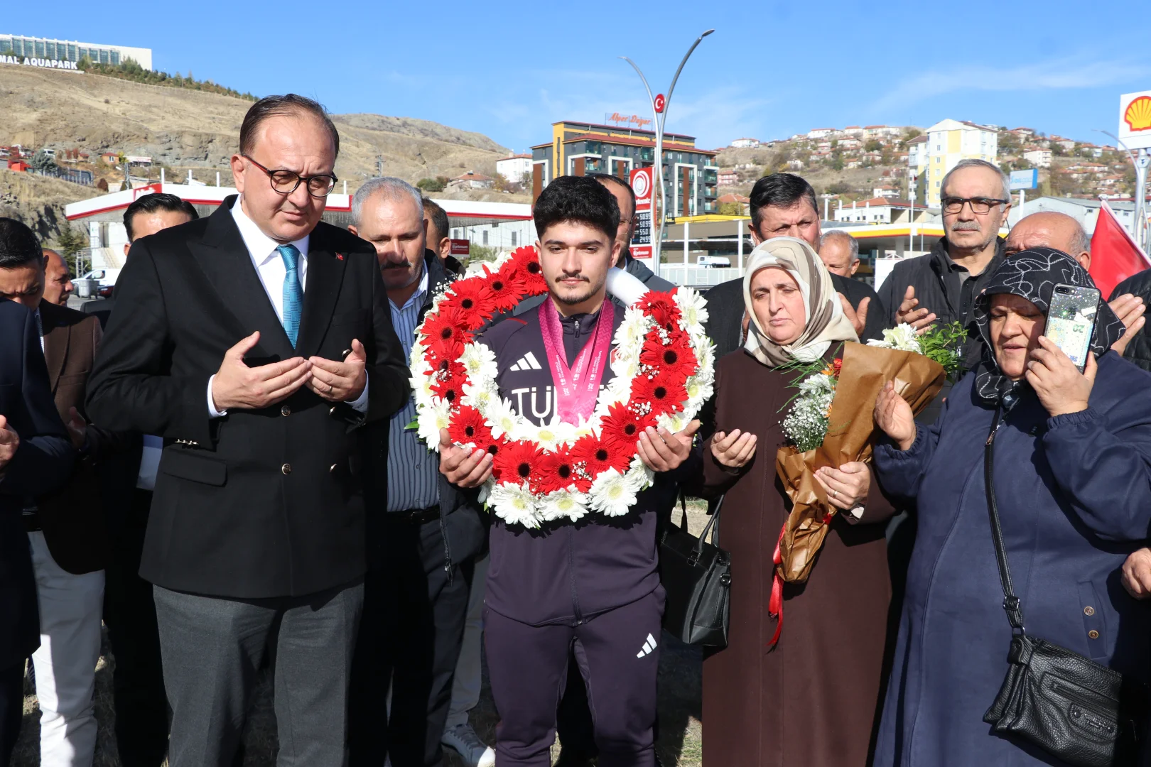 Dünya rekortmeni milli halterci Muhammed Furkan, Yozgat'ta coşkuyla karşılandı
