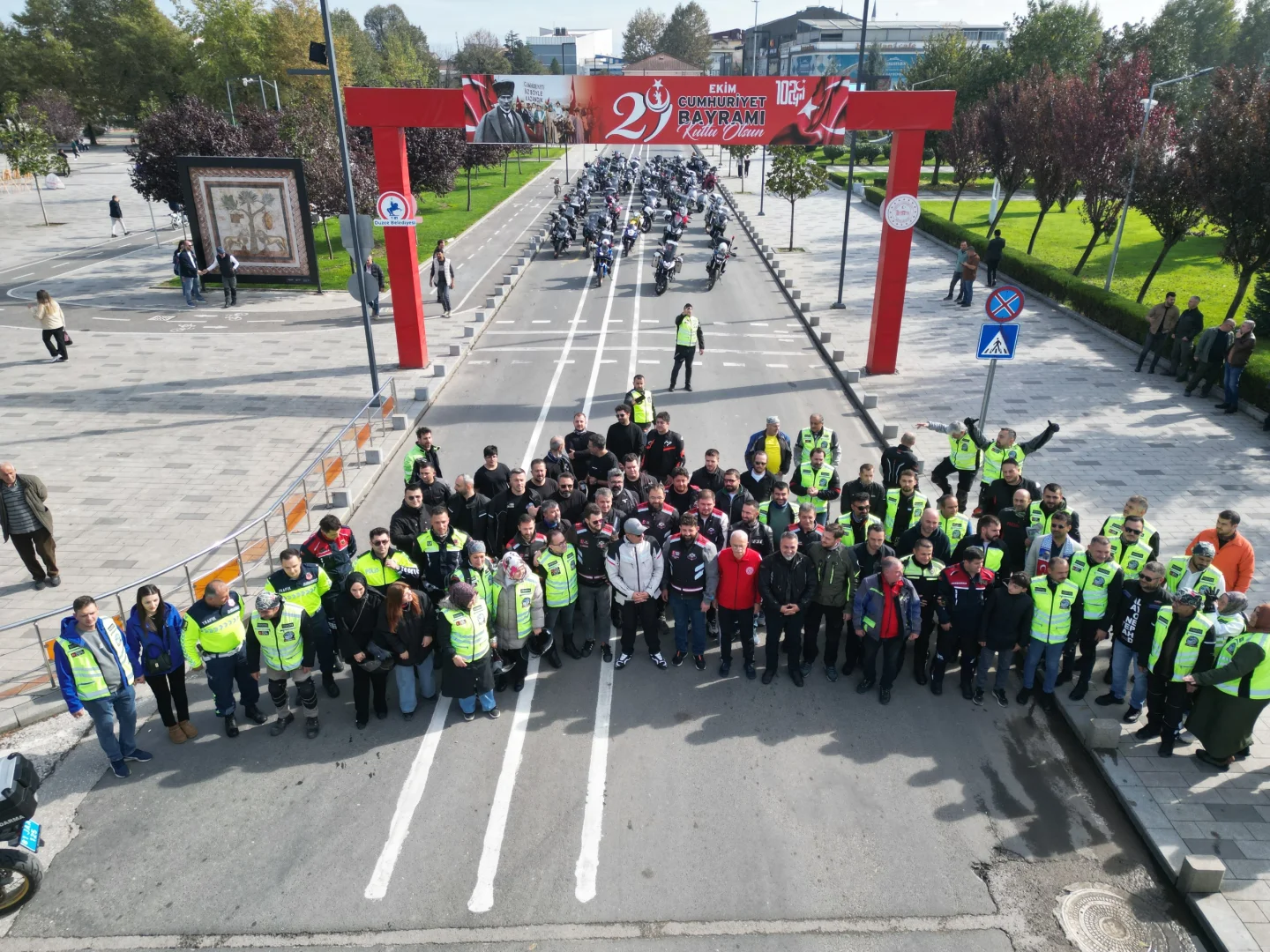 Düzce'de 102 motosikletlinin katıldığı turla Cumhuriyet'in 102. yılı kutlandı