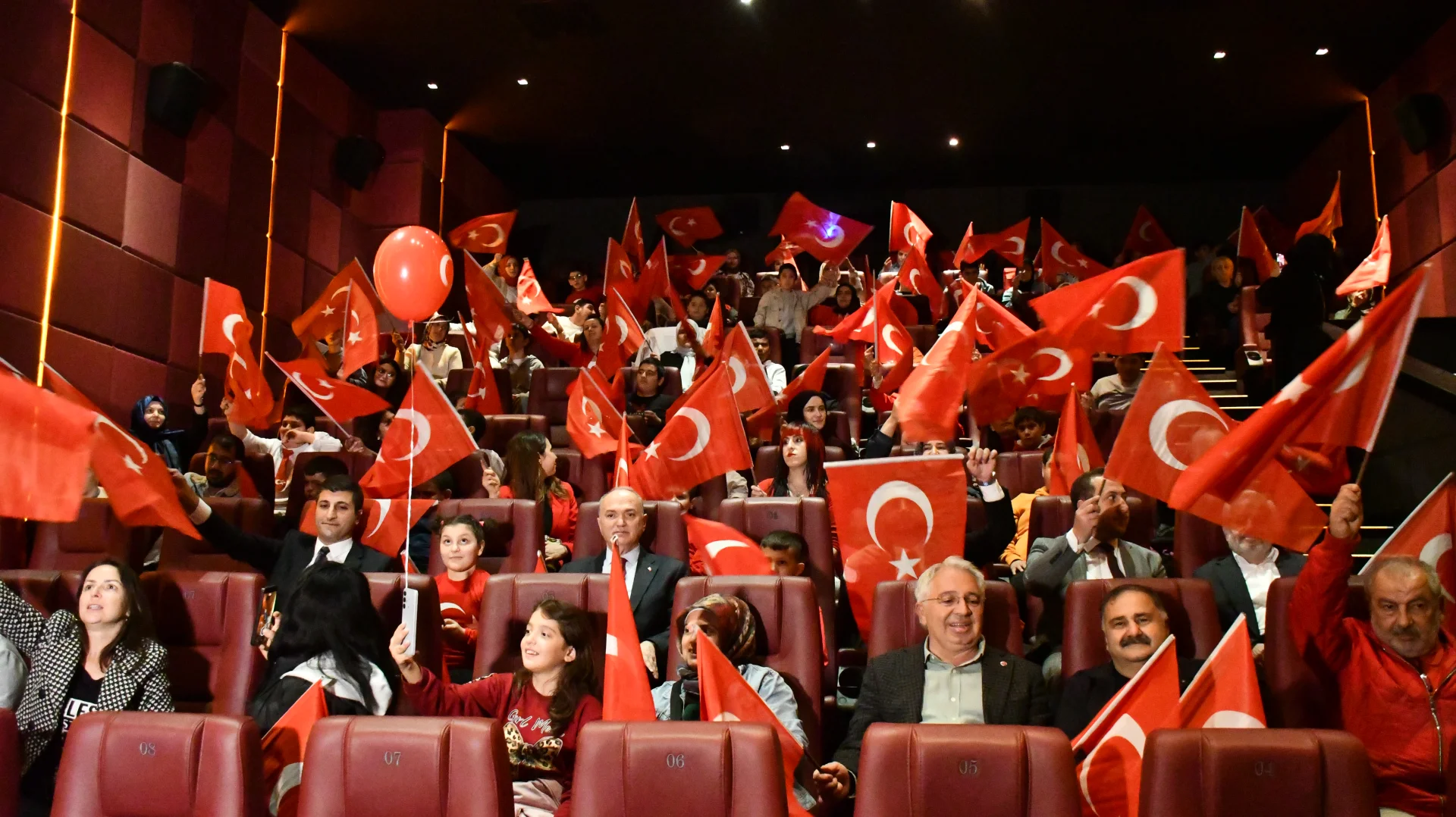 Düzce'de özel çocuklar "Cumhuriyet balonu" uçurdu, Mustafa Kemal filmini izledi