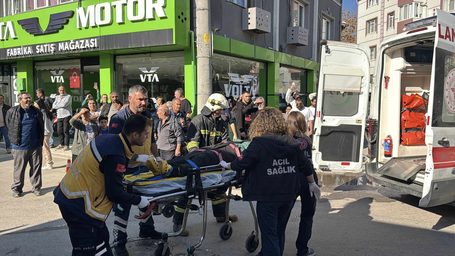 Edirne'de otomobilin ekmek fırınına girdiği kazada 4 kişi yaralandı